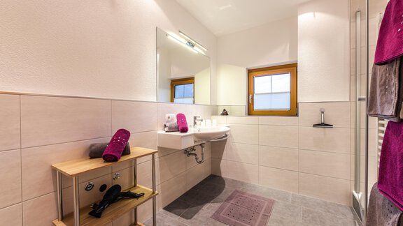 großes Badezimmer mit Dusche - Haus Viktoria - Längenfeld