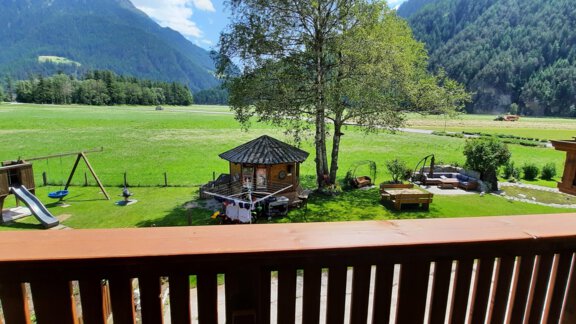 Blick vom Dohoam in den Garten - Hauseggerhof - Längenfeld