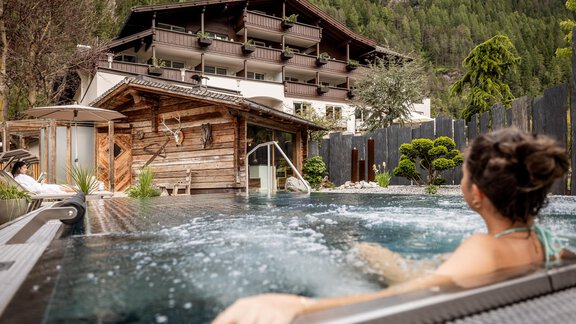 Relaxpool im Garten - Hotel Rita - Längenfeld
