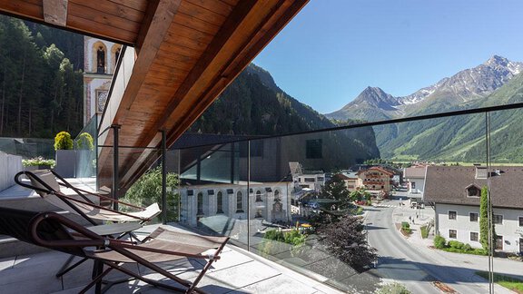 Ein schöner Balkon mit Blick auf eine malerische Berglandschaft. Die Umgebung ist ruhig und idyllisch, ideal zum Entspannen. - Hotel Stern - Längenfeld