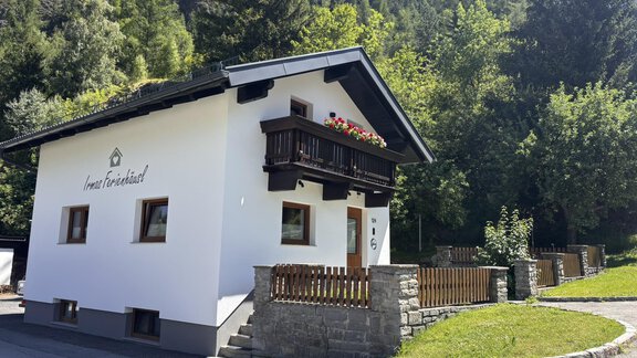 A pretty, modern house with a balcony and flowering plants. It is surrounded by trees in a quiet environment. - Irmas Ferienhäusl - Längenfeld