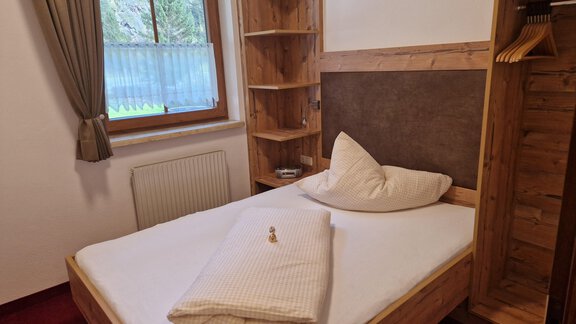 Einbettzimmer mit französischem Bett - Landhaus Ennemoser - Längenfeld