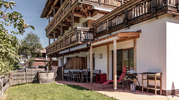 A modern building in alpine style with a beautiful garden. On the terrace, furniture and a grill are ready. - MYALPS Himmelreich - Längenfeld