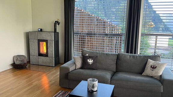 Wohnzimmer mit Kamin - Urlaub im Containerhaus - Längenfeld