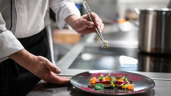 VIER_Studios&Restaurant_KUECHE_Web©MarikaUnterlads - VIER - Studios & Restaurant - Längenfeld