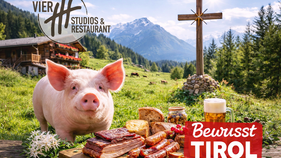 Ein fröhliches Schwein steht auf einer Wiese vor einem malerischen Bergpanorama. Auf einem Tisch liegen verschiedene Tiroler Spezialitäten und ein Bier. - VIER - Studios & Restaurant - Längenfeld