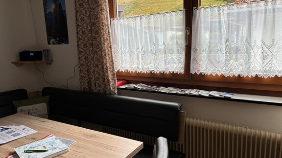 Küche mit Ausblick auf Skilift - Apart Resi - Niederthai