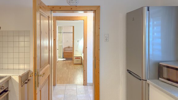 Küche Blick in das Schlafzimmer - Appart Loreen - Niederthai
