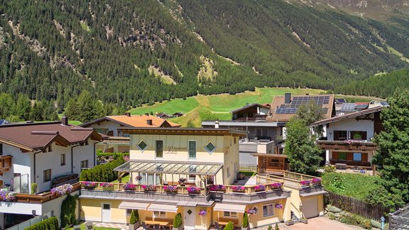 A picturesque mountain landscape with beautiful houses and a clear blue sky. The surroundings are green and invite exploration. - Appartement Lea - Niederthai
