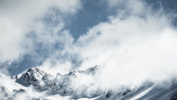 Snow-covered mountains under a cloudy sky. A breathtaking winter landscape. - Appartement Lea - Niederthai