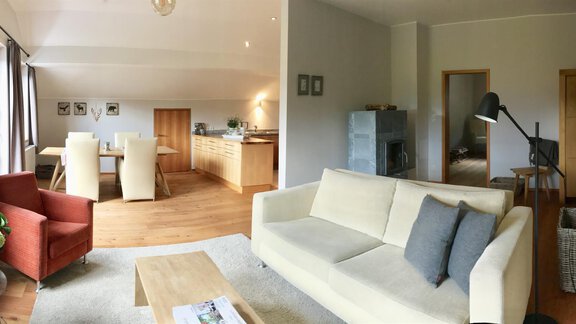 Wohnzimmer mit Ess-und Küchenbereich - Berghof Niederthai - Niederthai