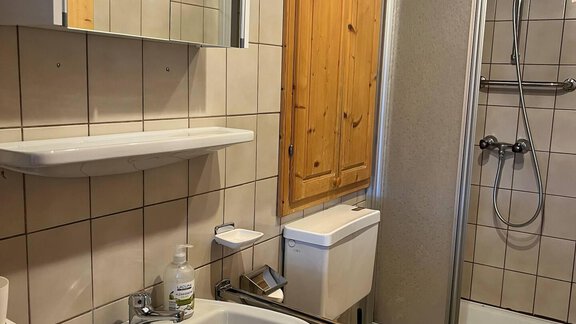 Badezimmer mit Dusche u. WC - Ferienhaus Schmid - Niederthai