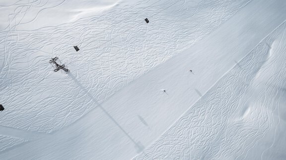 A winter landscape with fresh snow and ski lifts. The surroundings feature gentle hills and ski tracks in the snow. - Appartementhaus Schalfblick - Obergurgl 