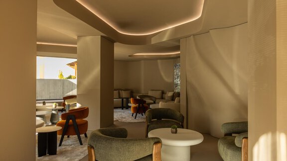 A modern room design with comfortable furniture.  
Bright walls and soft lighting create an inviting atmosphere. - Austria Gourmet & Wine Hotel - Obergurgl 