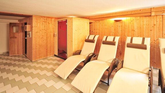 A relaxing wellness area with comfortable loungers and wooden details. The room conveys a calm and inviting atmosphere. - Haus Timmelseck - Obergurgl 