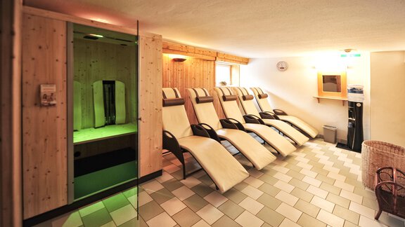 A relaxing wellness area with loungers and a sauna. The calm atmosphere invites for regeneration. - Haus Timmelseck - Obergurgl 
