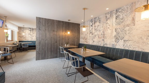 A modern restaurant with stylish seating areas and a cozy atmosphere. The walls are tastefully decorated, creating an inviting ambiance. - Haus Verwall Appartements - Obergurgl 