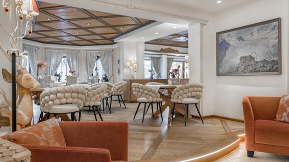 An elegant café with modern furniture and pleasant lighting. The decor is bright and inviting, ideal for relaxing. - Hotel Gotthard-Zeit - Obergurgl 