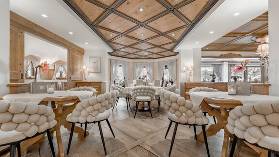 An elegant restaurant with wooden floors and stylish furniture. The atmosphere is warm and inviting. - Hotel Gotthard-Zeit - Obergurgl 