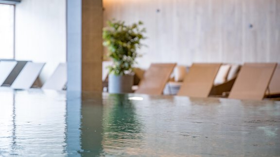 An elegant interior with a pool and sun loungers. The atmosphere is relaxing and modern. - The Moss - Your unique hideaway - Obergurgl 