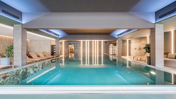An elegant indoor pool with clear water and modern design. Soft lighting and comfortable loungers create a relaxing atmosphere. - The Moss - Your unique hideaway - Obergurgl 