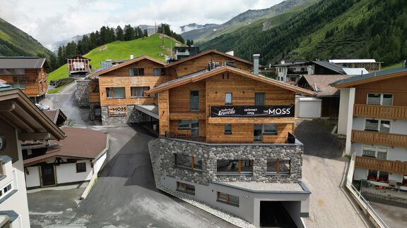 A picturesque Alpine landscape with modern wooden houses. In the background, green hills and mountains can be seen. - The Moss - Your unique hideaway - Obergurgl 