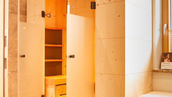 Eine moderne Sauna mit Holzverkleidung und Glastüren. Der Raum ist hell und einladend, perfekt zum Entspannen. - Gasthof Walderhof - Ochsengarten
