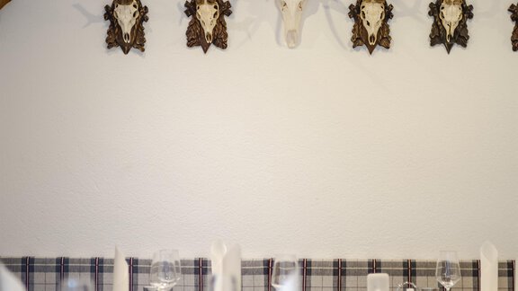 Ein gemütliches Restaurant mit Holztäfelung und Jagdtrophäen an der Wand. Der Raum ist freundlich dekoriert und lädt zum Verweilen ein. - Gasthof Waldesruh - Ochsengarten