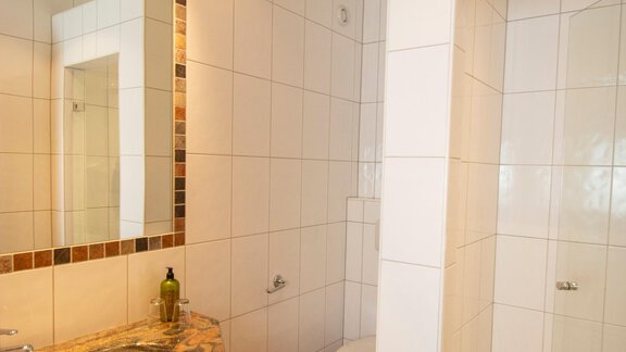 Badezimmer Zirbensuite - Aktivhotel Waldhof - Oetz