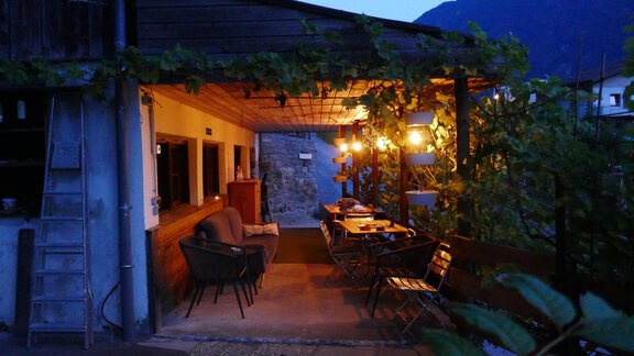 Weinlaube abends im August - Apart Auenstein - Oetz