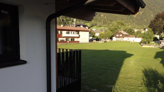 The balcony offers a dreamy view of the surrounding landscape. Watch the animals in the pasture and enjoy the relaxed atmosphere – perfect for unwinding. - Appartement Schmied Hof - Oetz