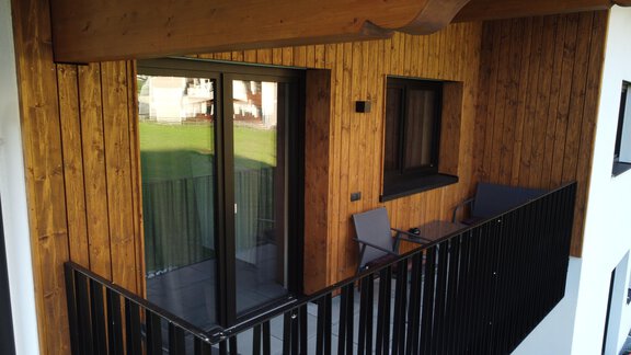 Enjoy relaxed hours on your private balcony – the perfect place for a coffee in the morning or a glass of wine in the evening. - Appartement Schmied Hof - Oetz