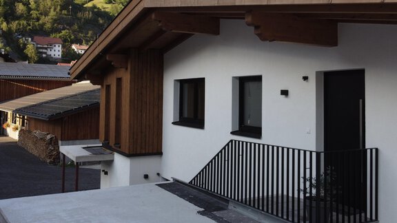 You can comfortably reach your apartment via the outside stairs. Directly in the background is our courtyard – experience authentic country life up close. - Appartement Schmied Hof - Oetz