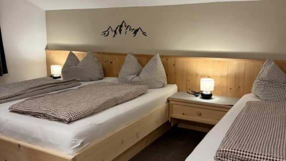 A3 Schlafzimmer 3 Betten - Appartements Schmid Peter - Oetz