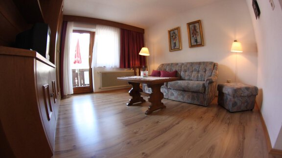 Appartment 2_ Wohnzimmer mit ausziehbarer Couch un - Apparthaus Friedheim - Oetz