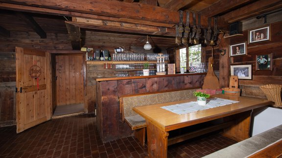 Gaststube - Barbereich - Armelen Hütte - Oetz