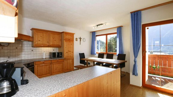 komplett ausgestattete Küche mit Essbereich - Ferienhaus Jäger - Oetz