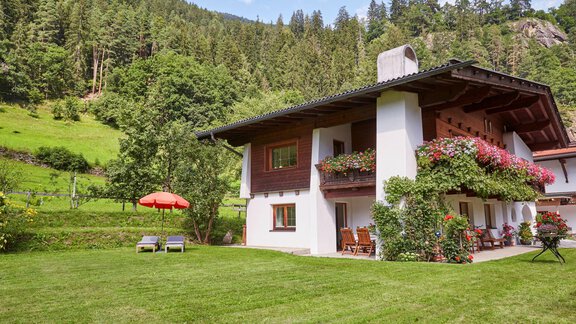 großzügiger Garten - Ferienwohnung Elfi Fiegl - Oetz