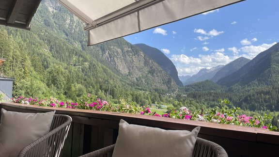 Von beiden Schlafzimmern gelangen Sie auf den wundervollen Balkon mit Blick in die Berge und auf das Dorf. - Fina - Garten Maisonette - Oetz