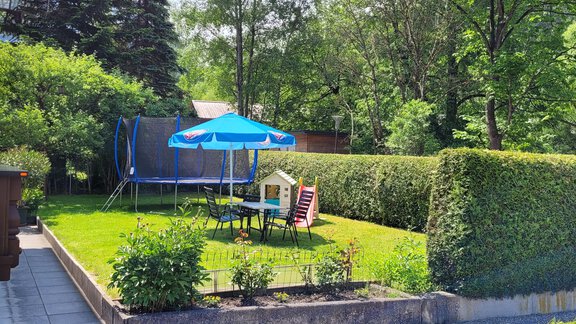 Großer Garten mit großem Trampolin - Gästehaus Alpenruh - Oetz