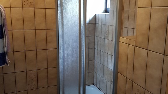 WC mit Dusche - Gästehaus Alpenruh - Oetz