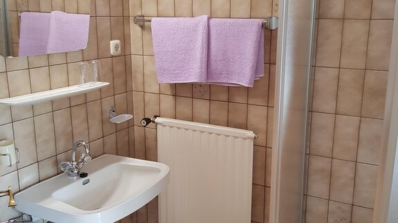Dusche mit WC - Gästehaus Alpenruh - Oetz