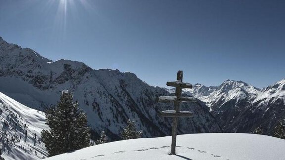 A picturesque mountain peak with snow-covered landscapes and majestic mountains in the background. The sun shines in the clear sky, providing a stunning view. - Haus Evi - Oetz