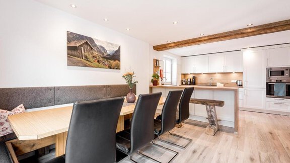 mountain-life-appartement-kueche-wohnzimmer - Haus Isabella Apartments - Oetz
