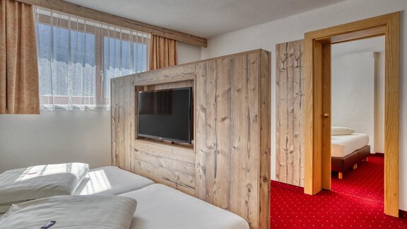 20250503 Familienzimmer 3 - Hotel Jägerhof - Oetz