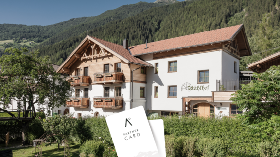 Ein charmantes Hotel in den Bergen mit traditioneller Architektur und herzlichem Ambiente. Im Vordergrund ist eine Partnerschaftskarte sichtbar, die den Gästen besondere Vorteile bietet. - MYALPS Mühlhof - Oetz