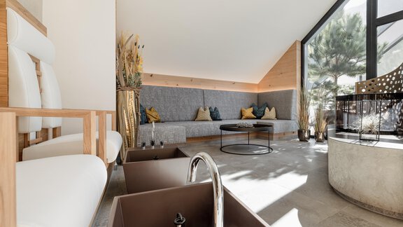 Ein modernes und elegantes Spa mit hellen Farben und bequemen Sitzgelegenheiten. Die großen Fenster bieten viel Tageslicht und einen Blick auf die Natur. - MYALPS Tirol - Oetz