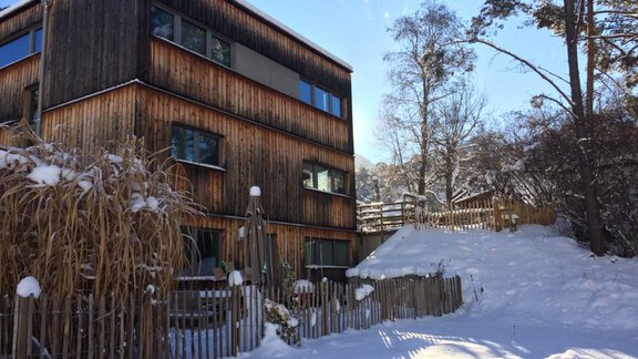 Winter view to house. Apartment ground floor with garden - Apartment Amberg - Ötztal Bahnhof