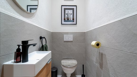 01-32-WC-Moritz - Oetztaler Lausbubenhaus Max & Moritz - Ötztal Bahnhof