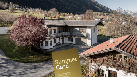 Ein modernes Haus in einer malerischen Landschaft mit Bergen im Hintergrund. Im Vordergrund liegt eine Sommerkarte, die Aktivitäten in der Region bewirbt. - Chalet Pirchhof by MYALPS - Sautens